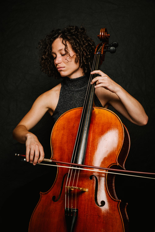 María Suárez tocando el violonchelo